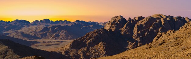 Erstaunlicher Sonnenaufgang am Sinai-Berg, schöne Morgendämmerung in Ägypten, schöne Aussicht vom Berg