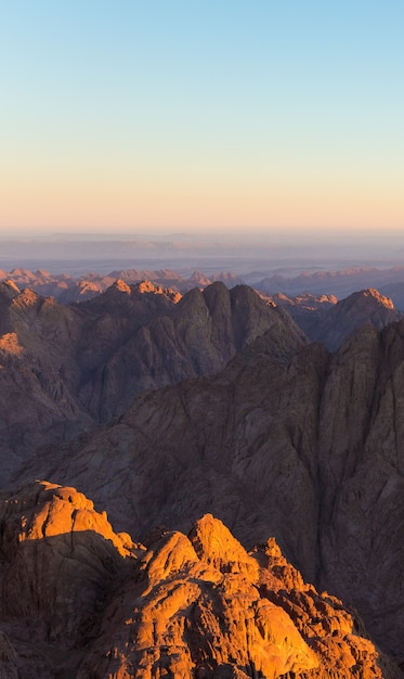 Erstaunlicher Sonnenaufgang am Sinai-Berg, schöne Morgendämmerung in Ägypten, schöne Aussicht vom Berg