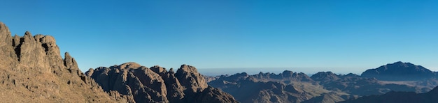 Erstaunlicher Sonnenaufgang am Sinai-Berg, schöne Morgendämmerung in Ägypten, schöne Aussicht vom Berg