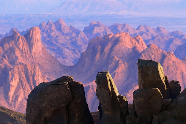 Erstaunlicher Sonnenaufgang am Sinai-Berg, schöne Morgendämmerung in Ägypten, schöne Aussicht vom Berg