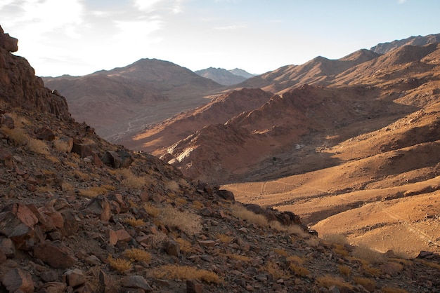 Erstaunlicher Sonnenaufgang am Sinai-Berg, schöne Morgendämmerung in Ägypten, schöne Aussicht vom Berg