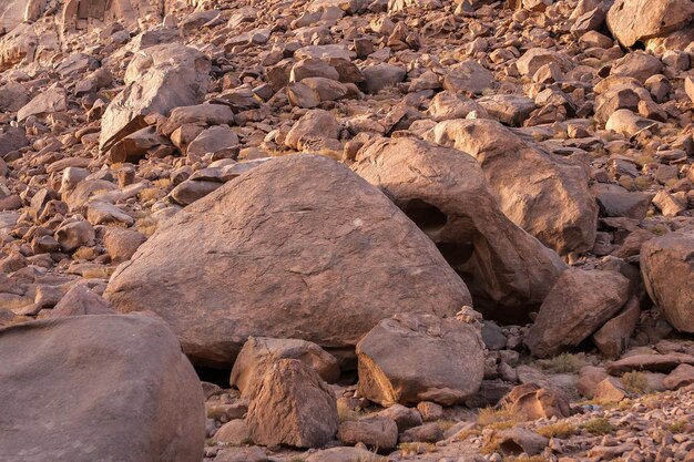 Erstaunlicher Sonnenaufgang am Sinai-Berg, schöne Morgendämmerung in Ägypten, schöne Aussicht vom Berg