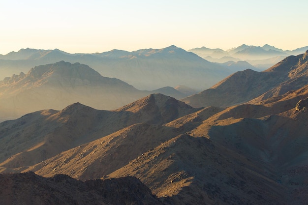 Erstaunlicher Sonnenaufgang am Sinai-Berg, schöne Morgendämmerung in Ägypten, schöne Aussicht vom Berg