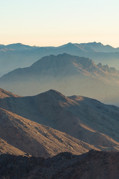 Erstaunlicher Sonnenaufgang am Sinai-Berg, schöne Morgendämmerung in Ägypten