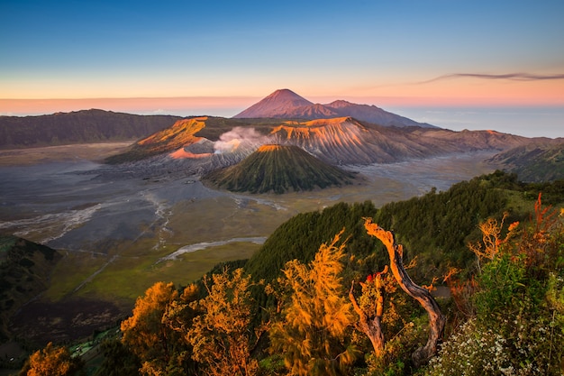 Erstaunlicher Sonnenaufgang im Berg Bromo