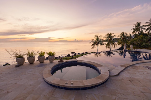 Erstaunlicher Sonnenaufgang in Tulamben nahe Swimmingpool, Ost-Bali, Indonesien