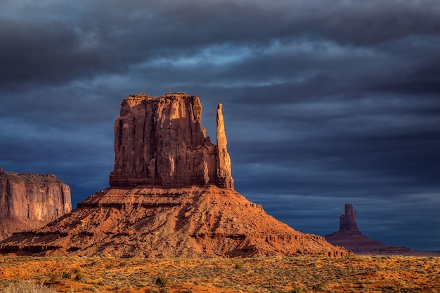 Erstaunlicher Sonnenaufgang mit den Farben Rosa, Gold und Magenta nahe Monument Valley, Arizona, USA.