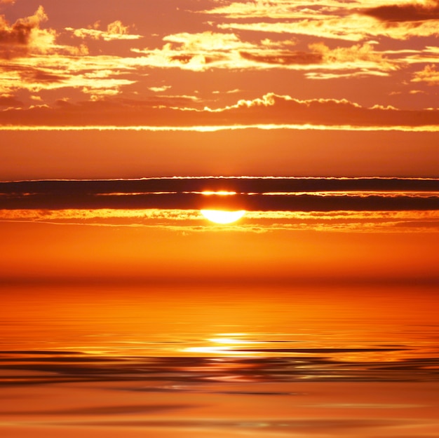 Erstaunlicher Sonnenuntergang an der bretonischen Küste