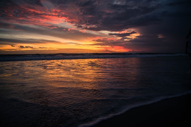 Erstaunlicher Sonnenuntergang an der Meeresbucht. Abstruieren Sie Wasserhintergrund.