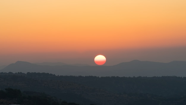 Erstaunlicher Sonnenuntergang hinter den Bergen in Zypern. 2020