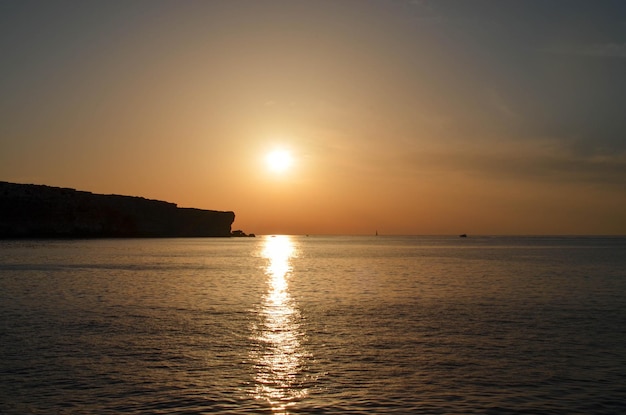 Erstaunlicher Sonnenuntergang mit Schiffen in der Ferne
