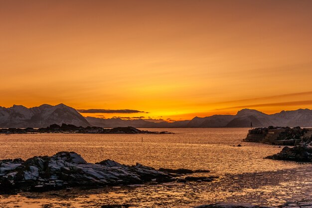 Erstaunlicher Sonnenuntergang über Lofoten-Insel, Norwegen. Dramatische Winterlandschaft