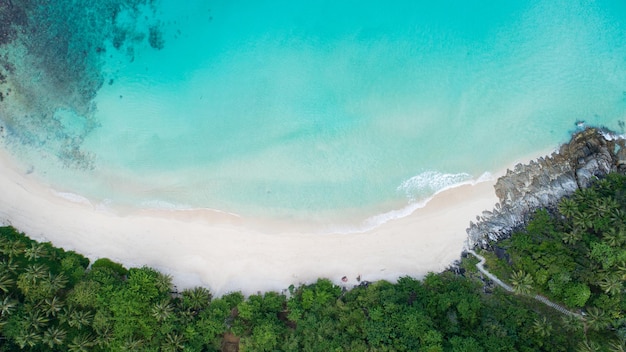 Erstaunlicher Strand Luftaufnahme des tropischen Strandmeeres auf der wunderschönen Insel Phuket Das Hotel liegt am Freedom Beach Phuket Thailand.