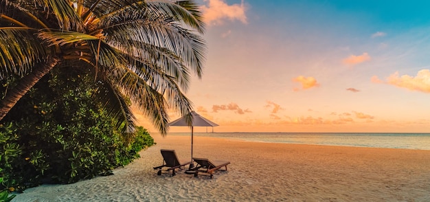 Erstaunlicher Strand. Paar Stühle romantischen Sonnenuntergang Strand Himmel am Meer. Luxus Sommerurlaub und Urlaub