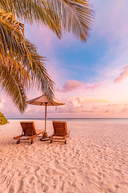 Erstaunlicher Strand. Paarliebesstühle auf sandigem Strandmeer. Luxus-Sommerferien- und Ferienort