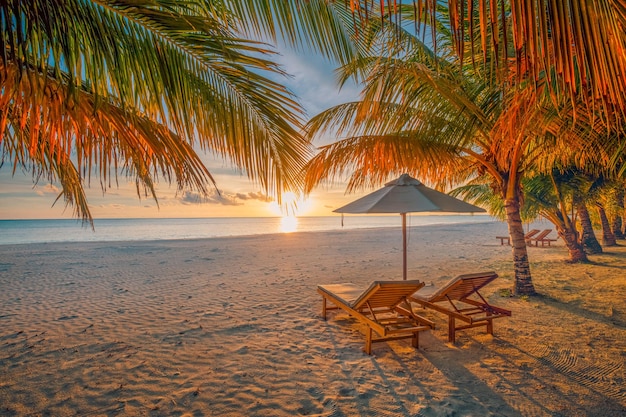 Erstaunlicher Strand. Romantische Stühle Sandstrand Meer Himmel. Paar Sommerferien für den Tourismus