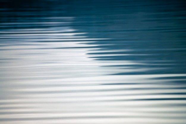 Foto erstaunlicher strukturierter hintergrund der ruhigen blauen trinkwasseroberfläche.
