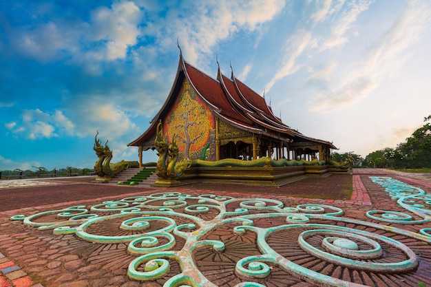 Erstaunlicher Tempel Sirindhorn Wararam Phuproud in der Provinz Ubon Ratchathani zur Dämmerungszeit, Thailand.