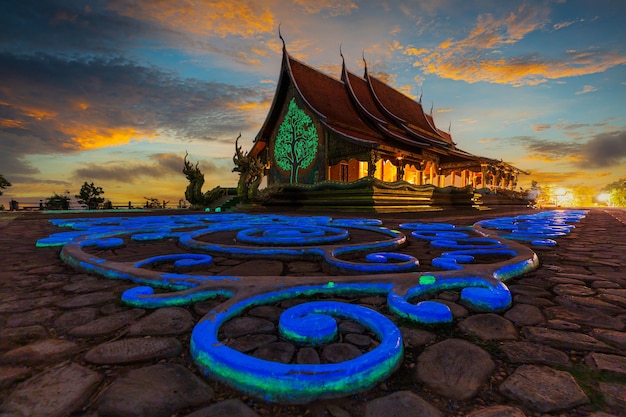 Erstaunlicher Tempel Sirindhorn Wararam Phuproud in der Provinz Ubon Ratchathani zur Dämmerungszeit, Thailand.