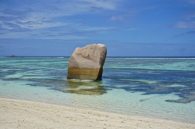 Foto erstaunlicher tropischer strand anse source d'argent mit granitblöcken auf la digue island, seychellen.