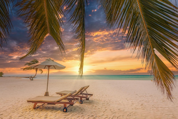 Erstaunlicher Urlaubsstrand. Paar Stühle am Sandstrand Küste. Sommerromantisches Urlaubskonzept