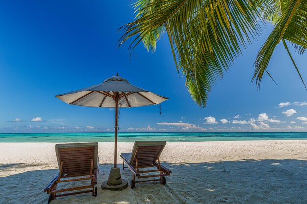 Erstaunlicher Urlaubsstrand. Stühle am Sandstrand in der Nähe des Meeres. Sommerromantischer Urlaubstourismus