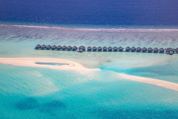 Erstaunliches Atoll und Insel auf den Malediven aus der Vogelperspektive. Ruhige tropische Landschaft und Meerblick