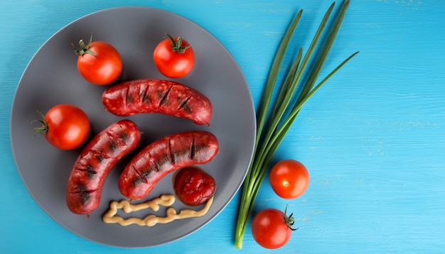 Erstaunliches Fleisch briet Würste mit Tomaten und Gewürzen