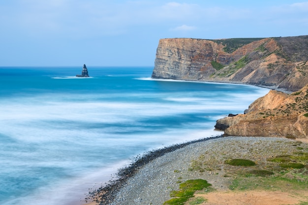 Erstaunliches Landschaftsmeer in Aljezur. Strandkanal und Steinnadel.