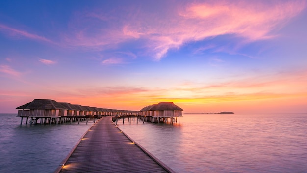 Erstaunliches Sonnenuntergangspanorama auf den Malediven Luxus-Resortvillen Meereslandschaft mit sanften LED-Leuchten bunter Himmel