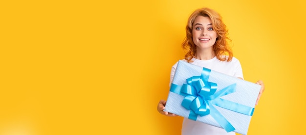 Erstaunt glücklich rothaarige Frau mit Geschenkbox Jubiläum Schönheit Frau isoliert Gesicht Porträt Banner mit Mock-up-Kopie-Platz