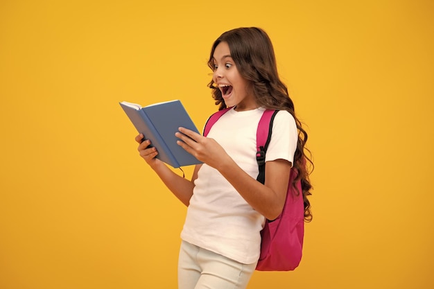 Erstaunt jugendlich Mädchen Schule Teenager Kind Mädchen mit Schulrucksack halten Buch und Schreibheft Teenager