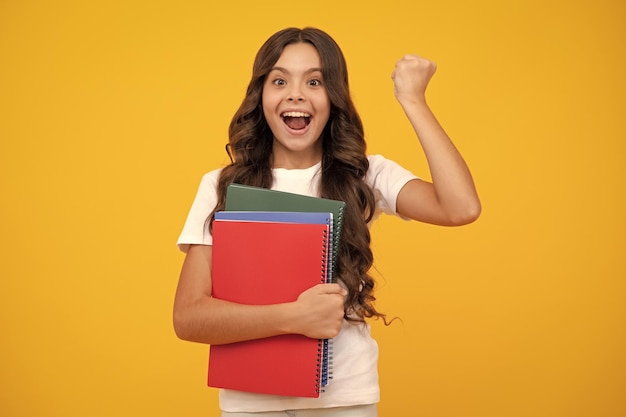 Erstaunt jugendlich Mädchen Zurück zur Schule Porträt von Teenager-Schulmädchen mit Büchern Kinder Schule und Bildung Konzept Schülerin Aufgeregter Ausdruck fröhlich und froh
