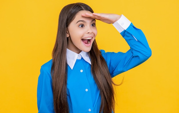 Erstaunt jugendlich Schulmädchen isoliert auf gelb jugendlich Schulmädchen im Studio jugendlich Schulmädchen