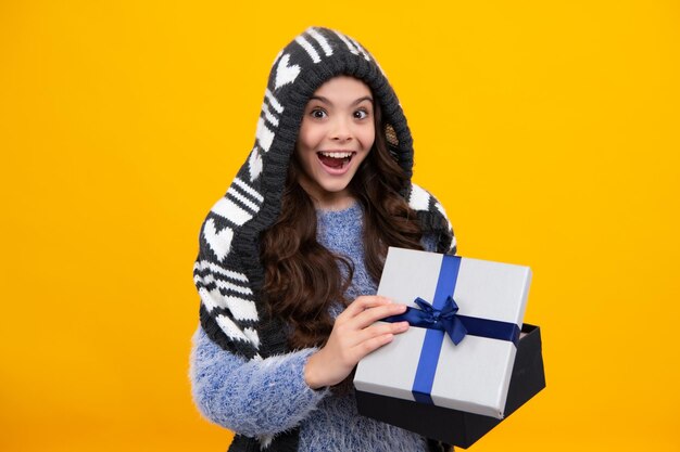 Erstaunt Teenager Teenager-Kind mit Geschenkbox Geschenk für Wintergeburtstag Valentinstag Neujahr oder Weihnachten Aufgeregtes Teenager-Mädchen