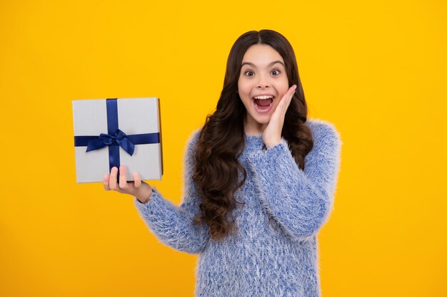 Erstaunt Teenager Teenager-Kind mit Geschenkbox Geschenk für Wintergeburtstag Valentinstag Neujahr oder Weihnachten Aufgeregtes Teenager-Mädchen