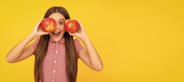 Erstaunte Kinder halten gesunde Apfelfrüchte mit Vitamin Kindermädchenporträt mit horizontalem Apfelplakat Banner-Header mit Kopierbereich