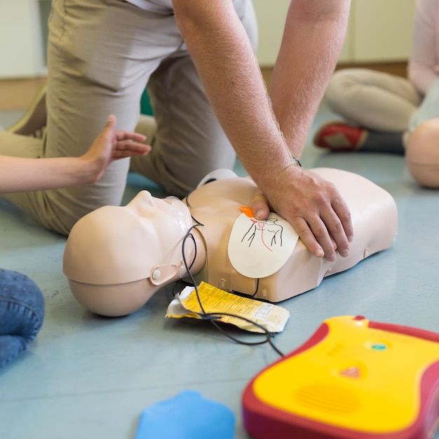 Foto erste-hilfe-kurs zur herz-lungen-wiederbelebung mit einem automatischen externen defibrillator, aed.