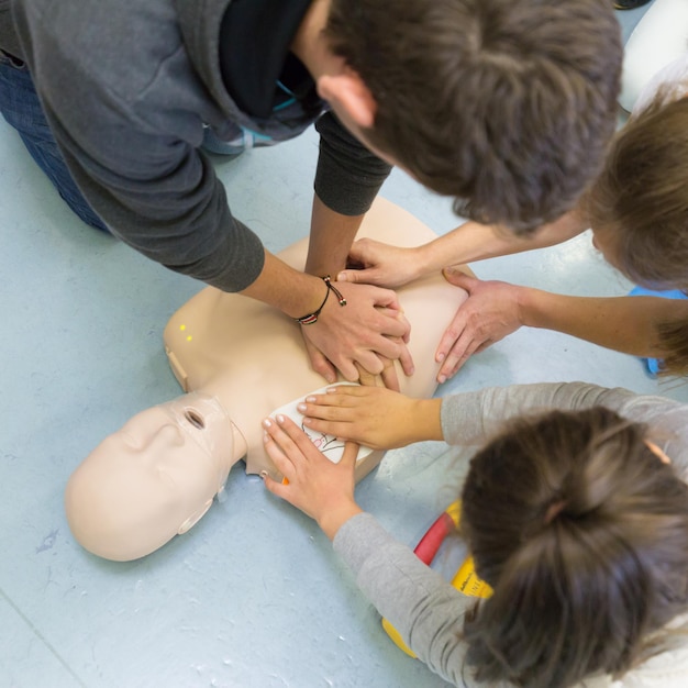 Foto erste-hilfe-kurs zur herz-lungen-wiederbelebung mit einem automatischen externen defibrillator, aed.