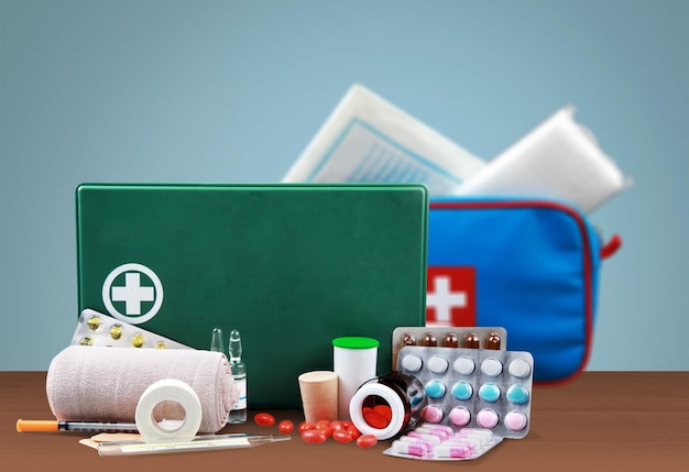Erste-Hilfe-Set mit medizinischem Material auf hellem Hintergrund