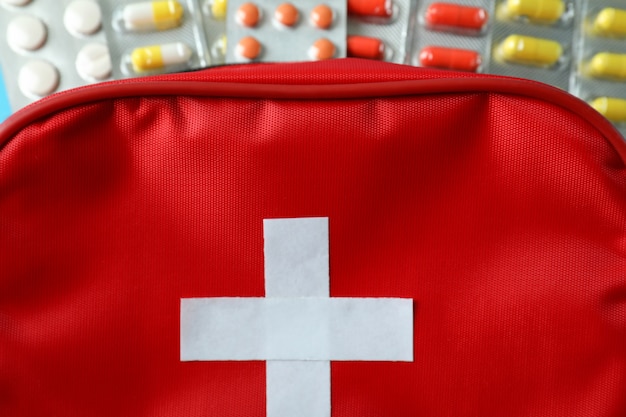 Erste-Hilfe-Set mit Pillen, Nahaufnahme
