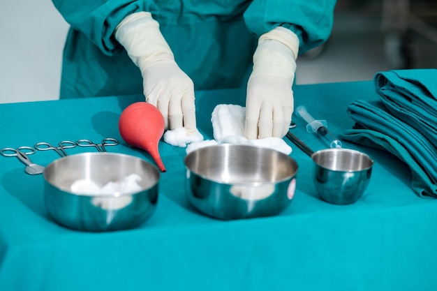 Erste-Hilfe-Set mit Wundverbandsinstrument auf sterilem Tisch