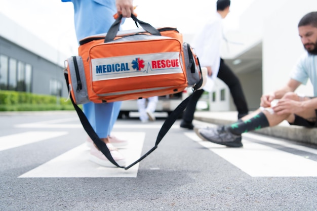 Erste-Hilfe-Tasche für das medizinische Team, das bei Unfällen erste Hilfe verleiht