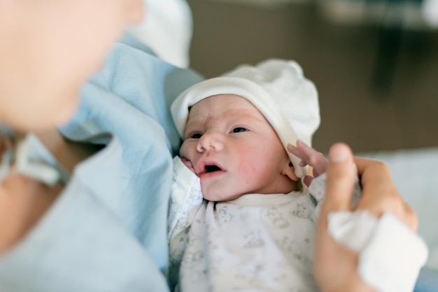 Erste Momente eines Neugeborenen in den Händen der Mutter in einem Krankenhaus