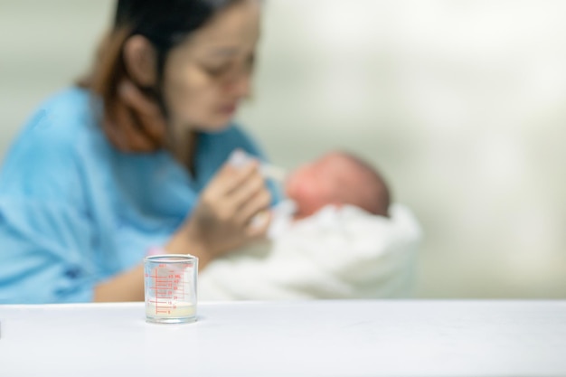 Erste Muttermilch nach der Geburt mit Droppermama Stillen ab der ersten Geburtsstunde