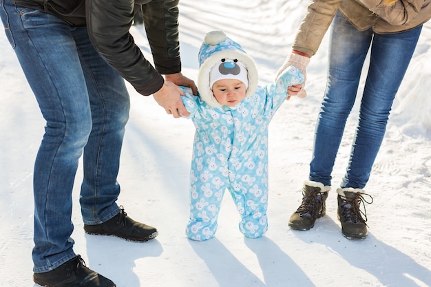 Erste Schritte des kleinen Babys im Winterpark