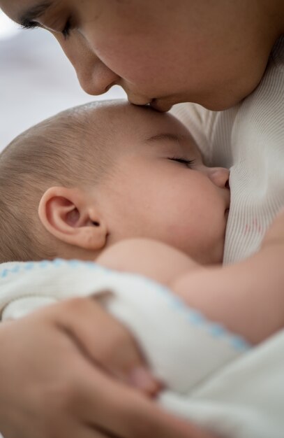 Foto erste tage des neugeborenen babys im krankenhaus und im haus