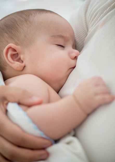 Erste Tage des neugeborenen Babys im Krankenhaus und im Haus