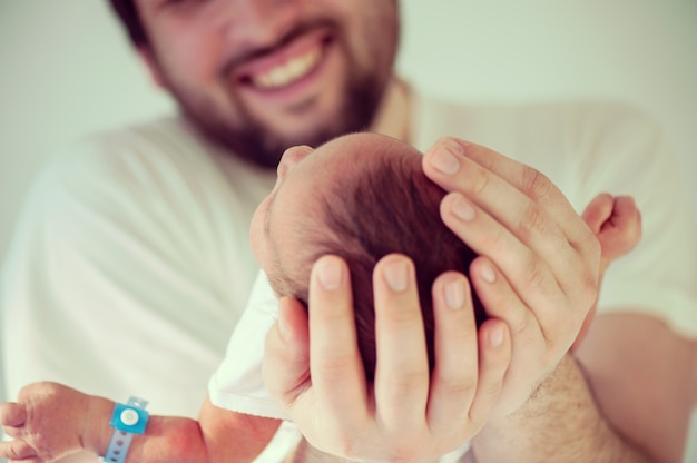 Erste Tage des neugeborenen Babys mit seinem Vater