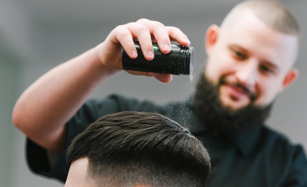 Erstellen einer stilvollen Frisur in einem Friseursalon